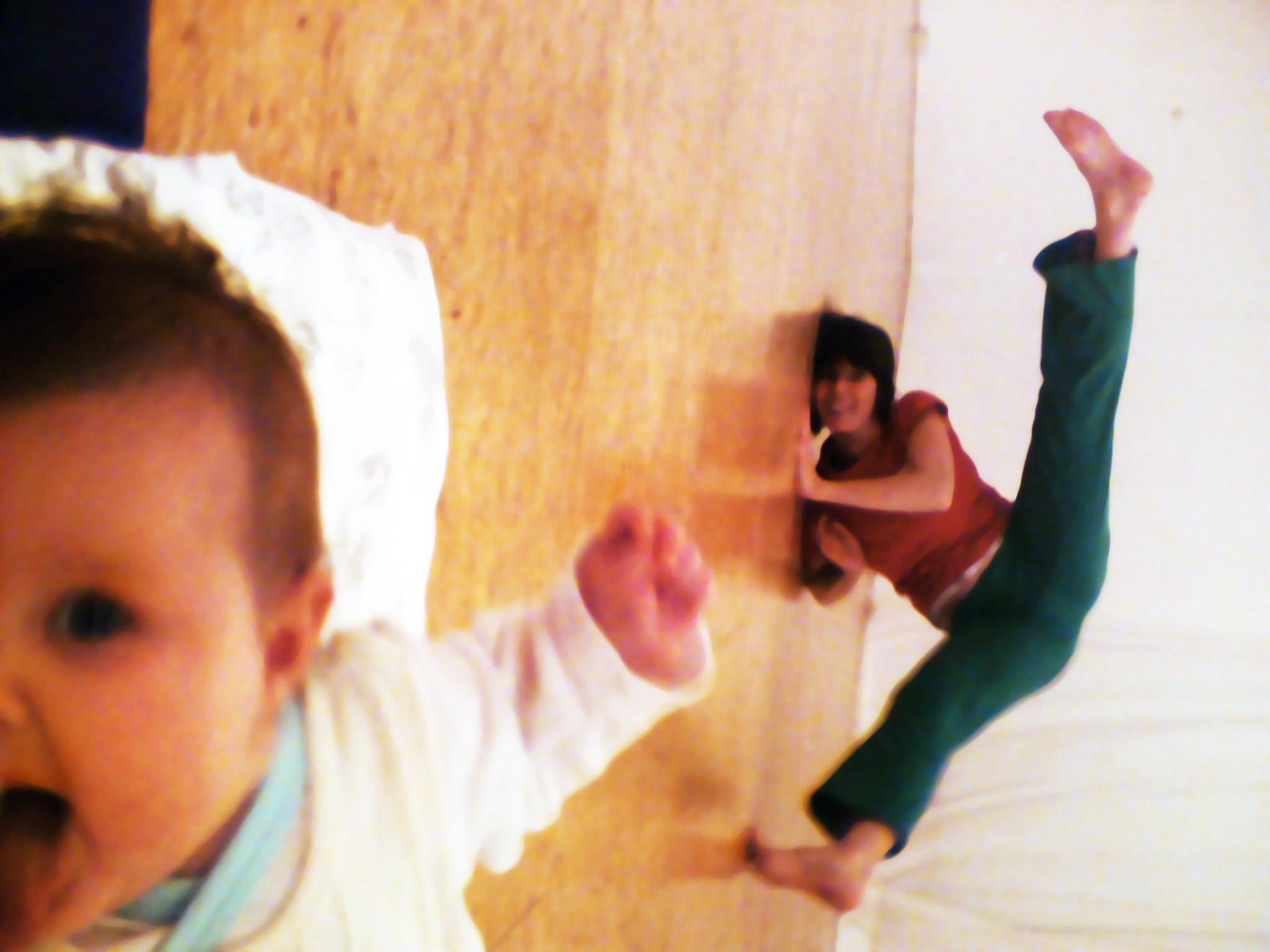 Steffi beim Schulterstütz mit Baby im Vordergrund