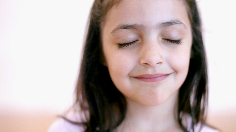 Portät Kind geschlossene Augen Kinderyoga